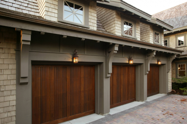 Garasi dengan desain vintage dan ornamen klasik yang elegan